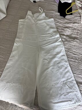Relaxed White Wide-Leg V-Neck Jumpsuit